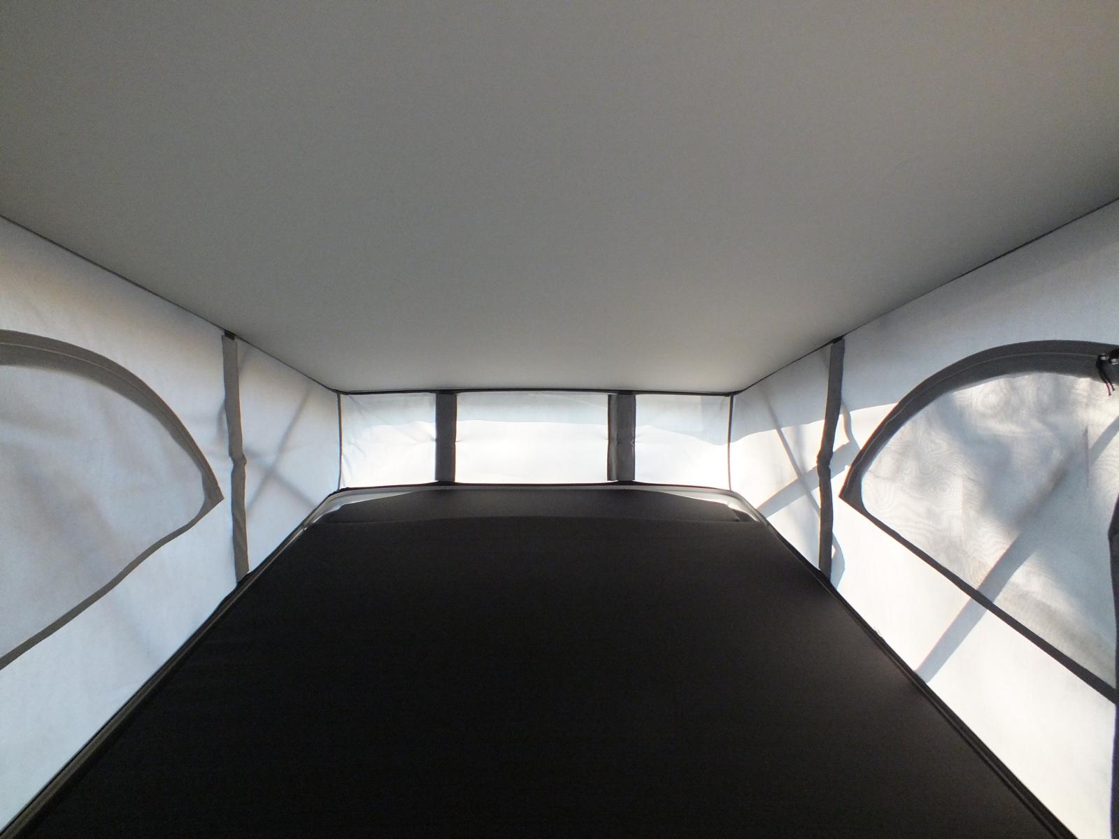 ... und 2 weitere Schlafplätze mit Lattenrost und Matratze (120x200cm) im Aufstelldach.