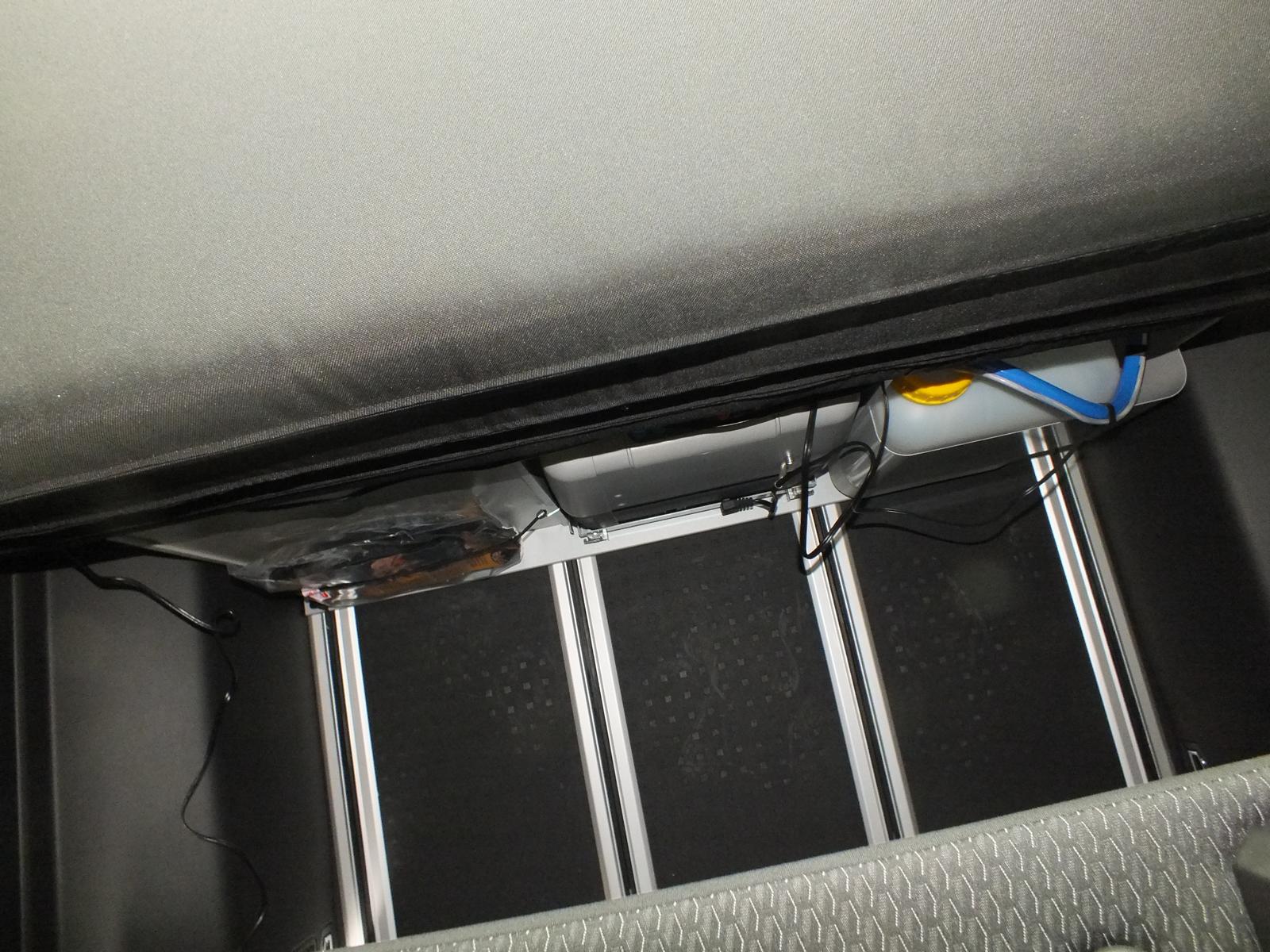 Stauraum im VW T6 California Beach zwischen Heckküche und Rückbank.