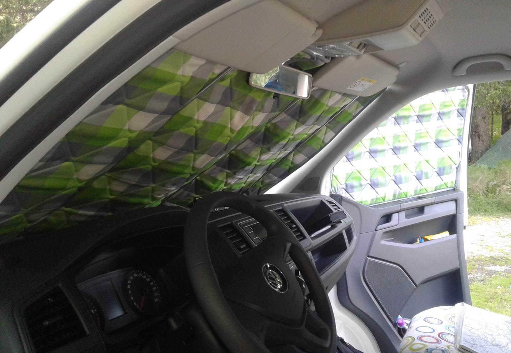 Für alle Fenster sind in jedem Camper magnetische Isoliermatten zur Verdunklung und Isolierung
