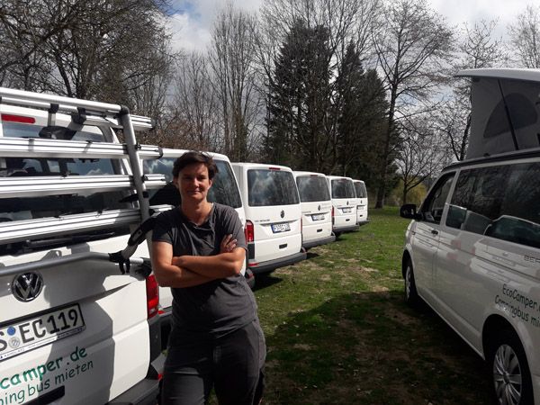 Anja Fischer  - Gründerin und Inhaberin von Ecocamper am Firmensitz in Freising