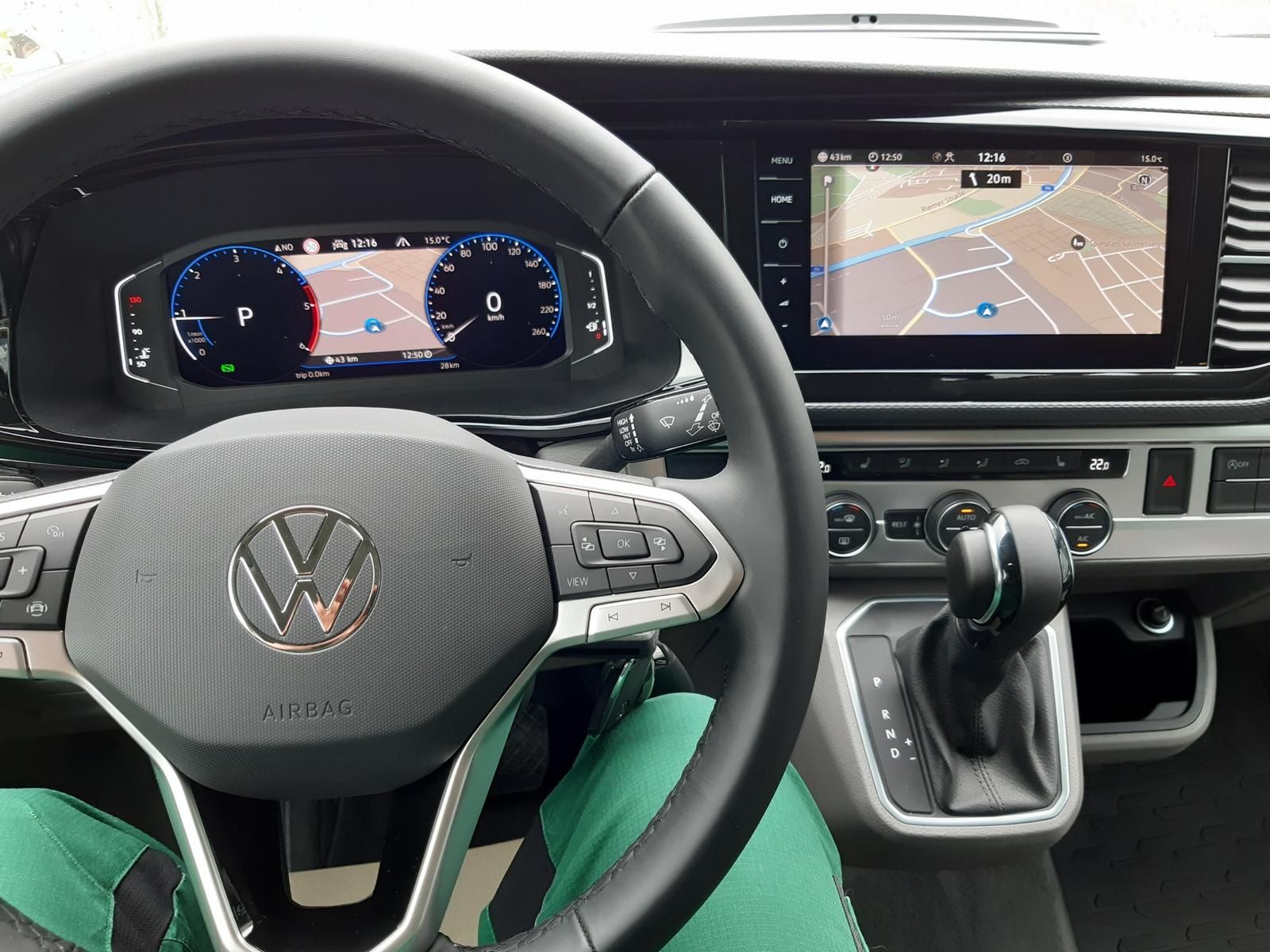 Automatikgetriebe, ACC und Navigationssystem.