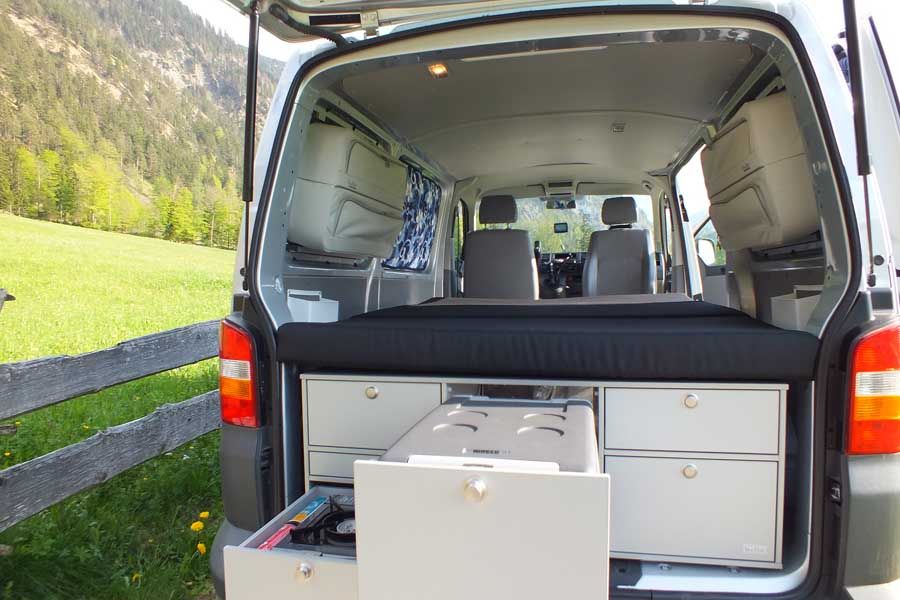 Kat I Ecocamper - VW Campingbus mit Doppelbett und Heckküche