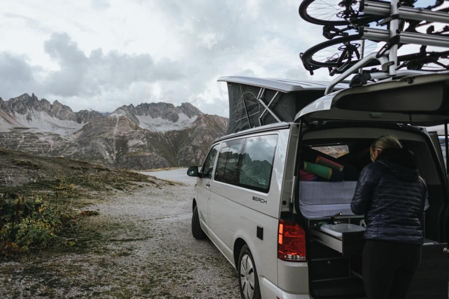 Kat II Ecocamper - VW California Beach mit Aufstelldach und Heckküche 4 Schlafplätze / 5 Sitze