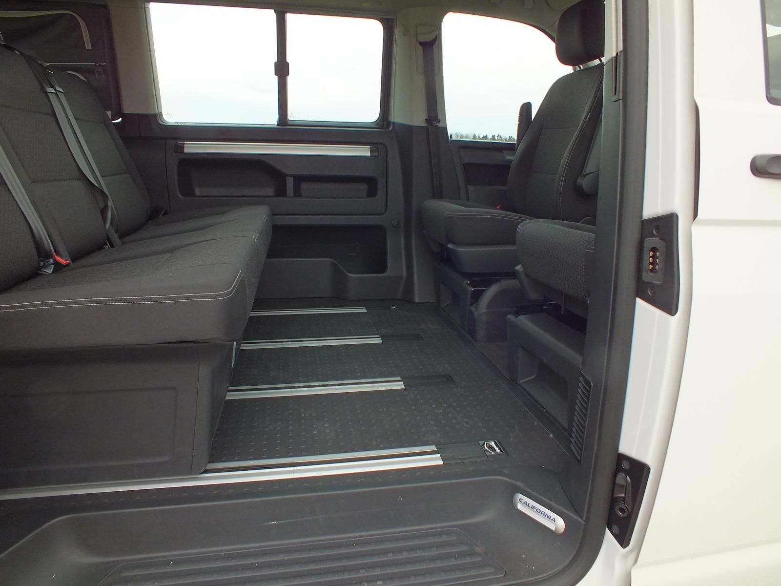 Stauraum für Gepäck im VW T6 California Beach vor der Rückbank
