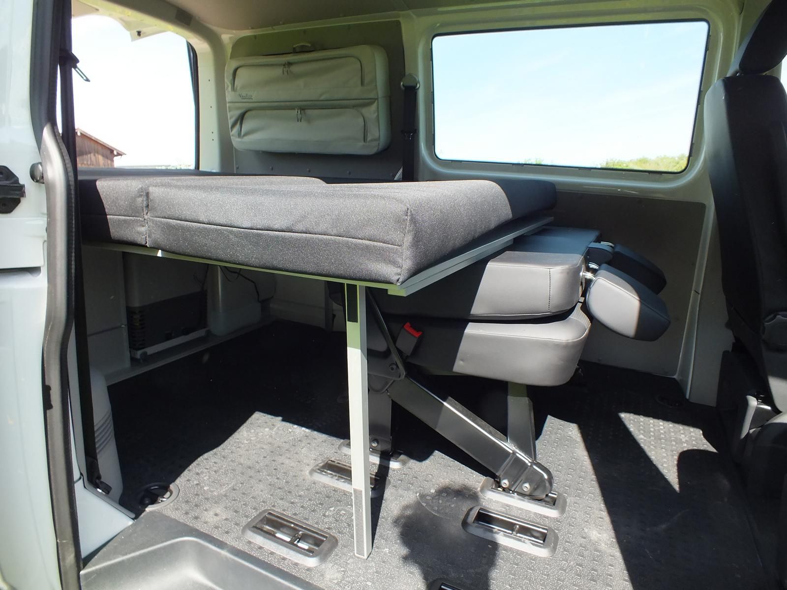 Durch Einbau der 2. Sitzreihe entsteht ein 4- oder 5-Sitzer. Das Bett liegt dann auf den zusammengeklappten Rücksitzen.
