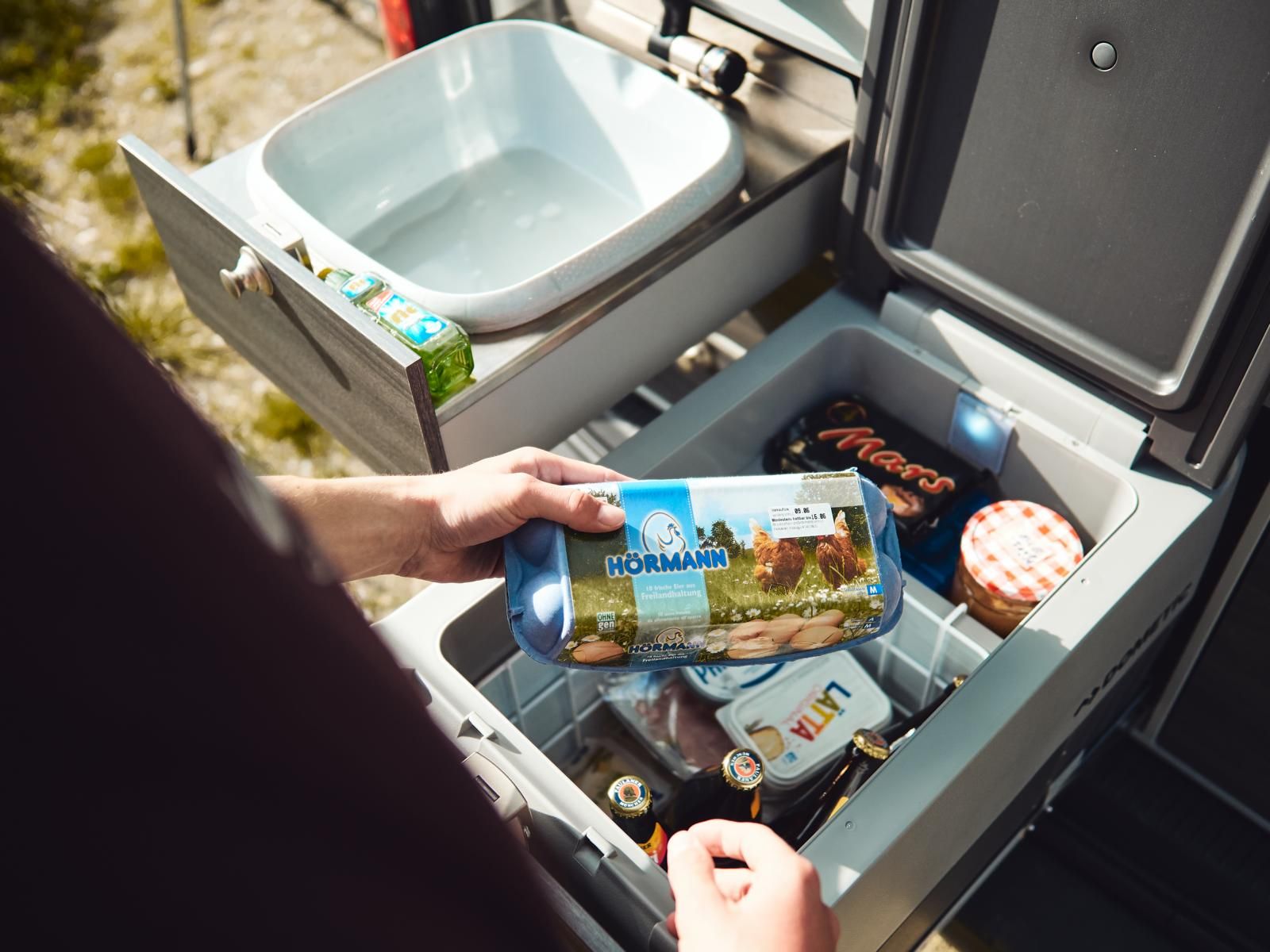 Ecocamper - großer Kühlschrank in der Heckküche