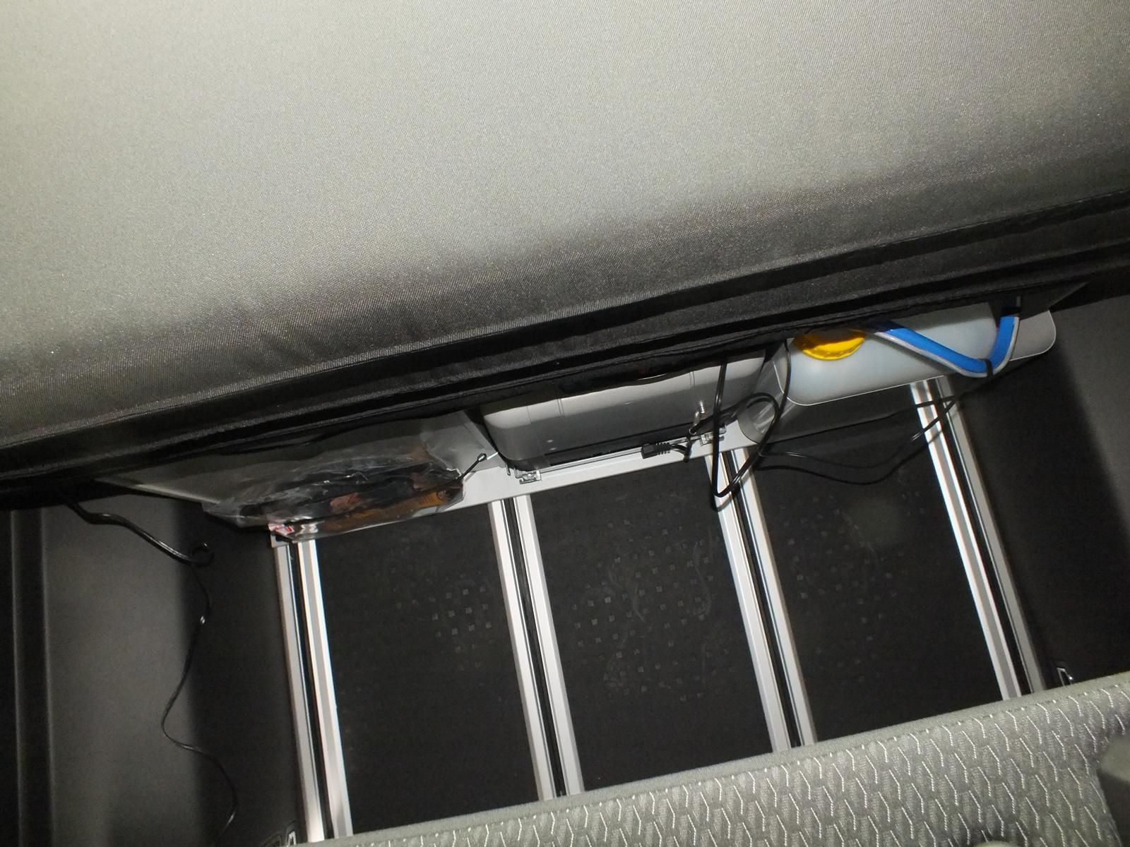 Stauraum im VW T6 California Beach zwischen Heckküche und Rückbank.