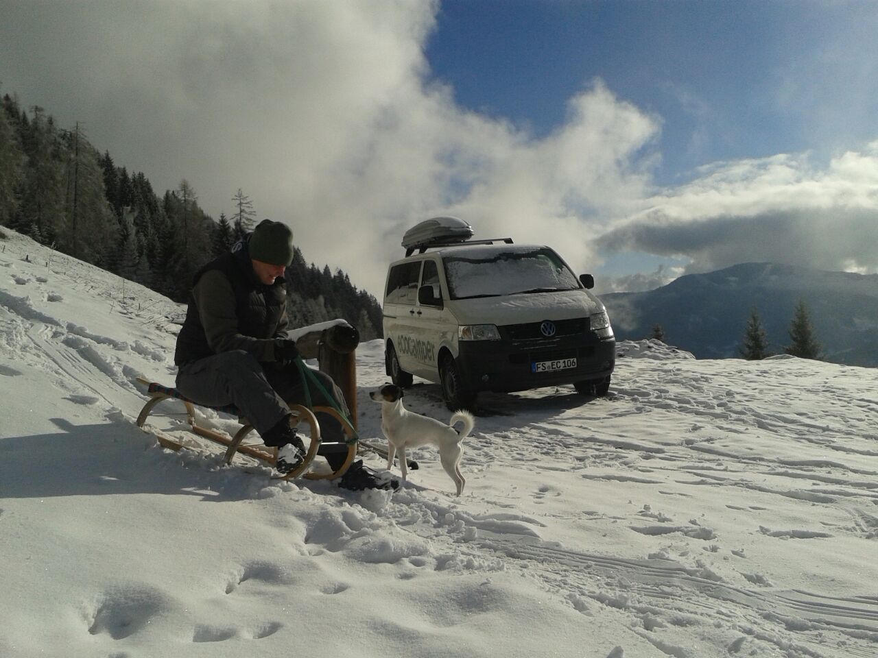 Dachträger, Dachbox und Schneeketten als Zubehör. Alle Ecocamper sind mit Standheizung, Winterreifen und Fensterisoliermatten auch voll wintertauglich.