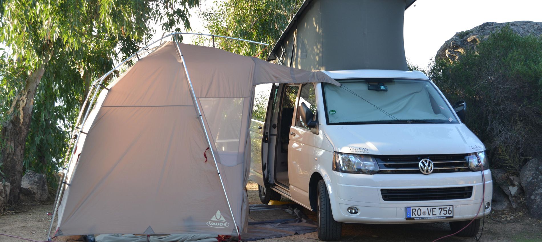 Bei mehrtägigen Aufenthalten an einem Ort lohnt sich der Aufbau unserer großen Vorzelte. Sie können selbststehend auf dem Campingplatz zurück bleiben. Mit eingehängtem Innenzelt bieten sie Schlafraum für 2-3 Personen.