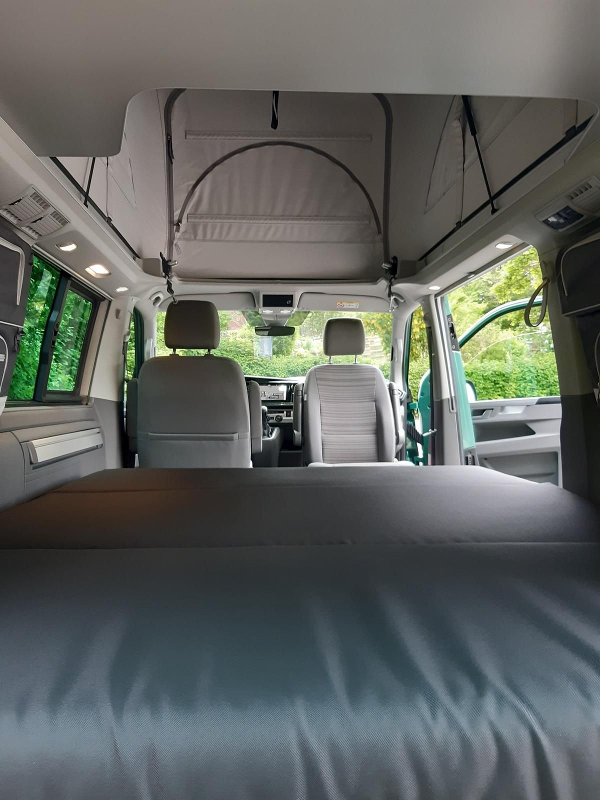 Großes komfortables 145cm breites Doppelbett unten.